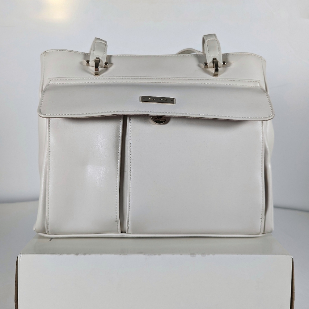 Liz Claiborne White Medium Size Purse. Pre-owned, No Tears, Excellent Condition.